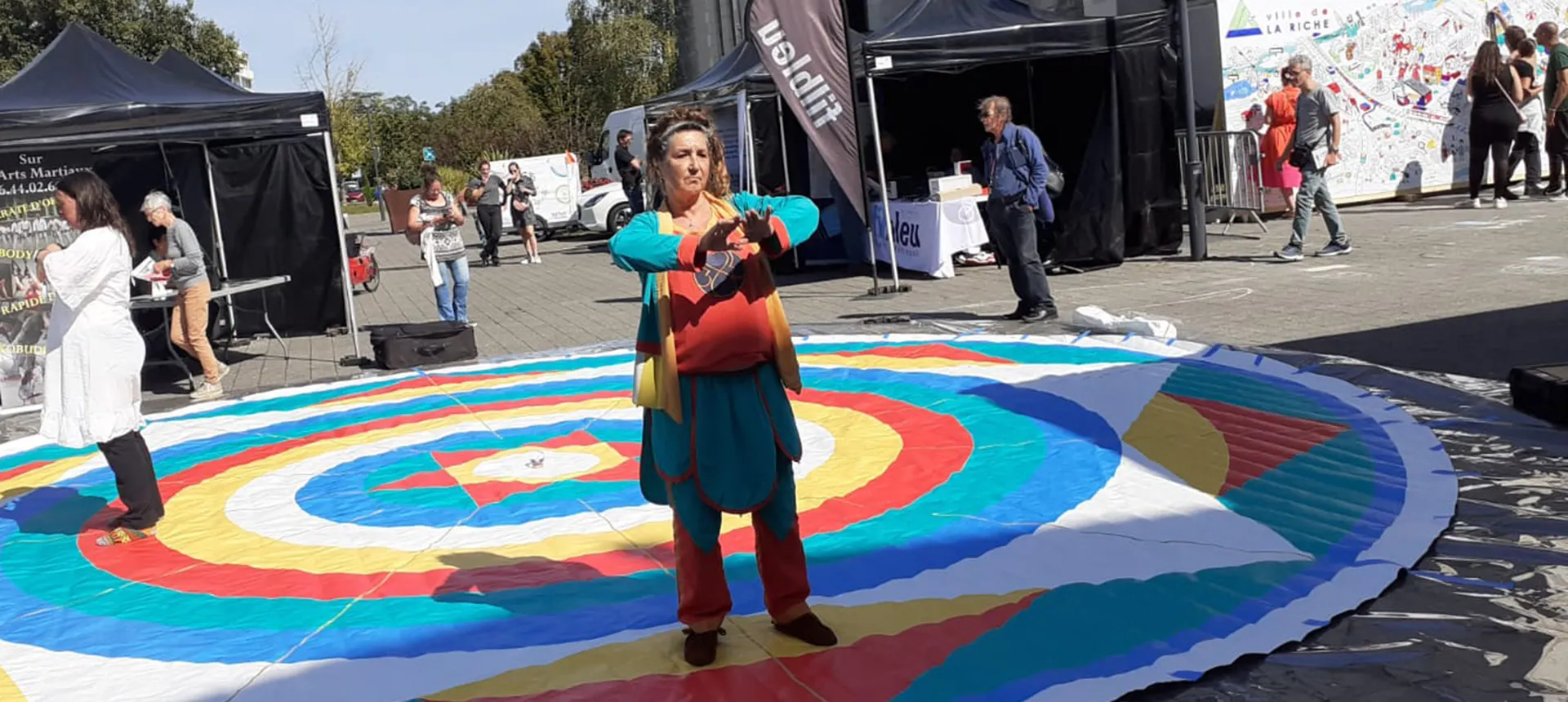 Démonstration publique de la Danse du Vajra OM AH HUM sur le parvis de l’Eglise lors du forum des associations de la ville de la Riche.
