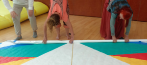 Dépliage du mandala au Dojo Paul Bert pour la pratique hebdomadaire des Danses du Vajra du samedi