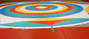 Mandala au sol aux couleurs vives utilisé pour la pratique de la Danse du Vajra, enseignement de Chögyal Namkhaï Norbu