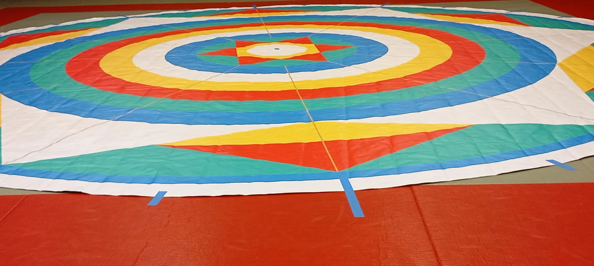 Mandala au sol aux couleurs vives utilisé pour la pratique de la Danse du Vajra, enseignement de Chögyal Namkhaï Norbu