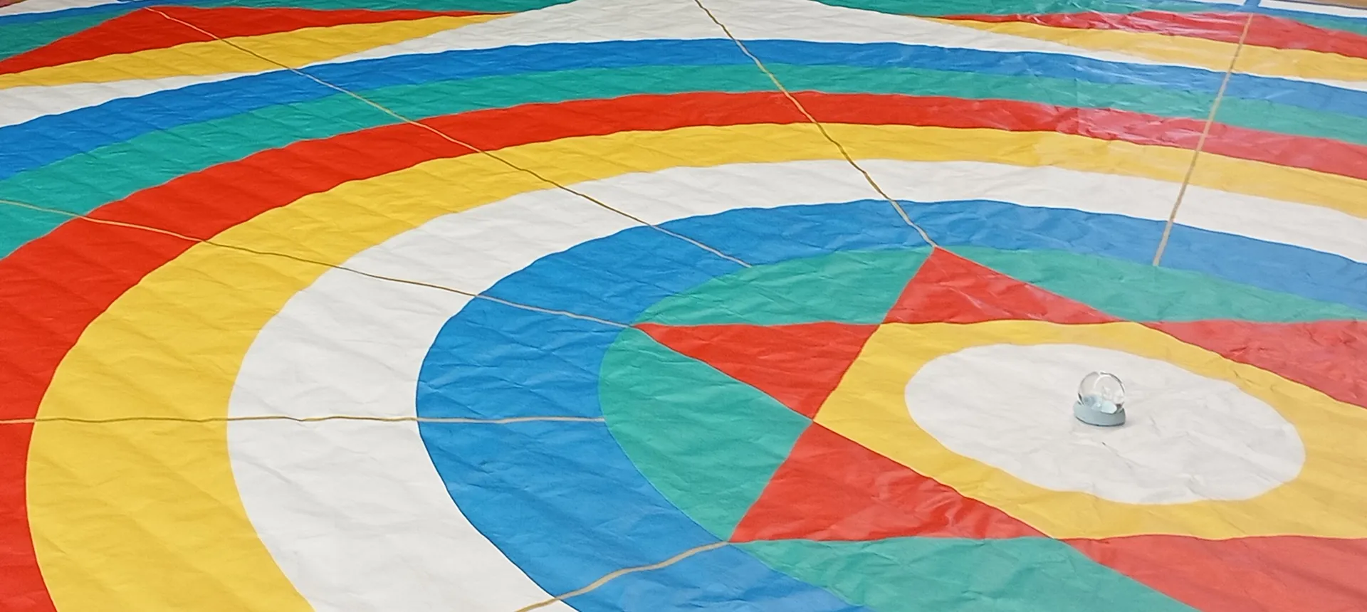 Mandala au sol aux couleurs vives utilisé pour la pratique de la Danse du Vajra, enseignement de Chögyal Namkhaï Norbu