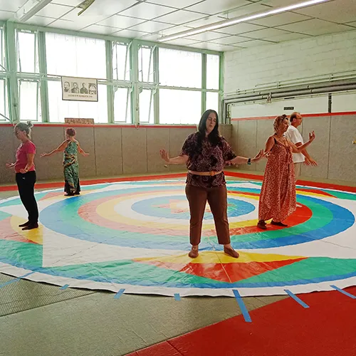 Groupe de pratiquants en retraite de Danse du Vajra sur mandala, association basée à La Riche en région Centre Val de Loire