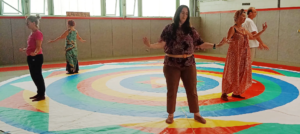 Groupe de pratiquants en retraite de Danse du Vajra sur mandala, association basée à La Riche en région Centre Val de Loire